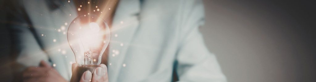Glödlampa som symboliserar idéer och innovation tillsammans med Lennart Engelhardt och titeln "Social Innovation Realization – From Greed to Feed".