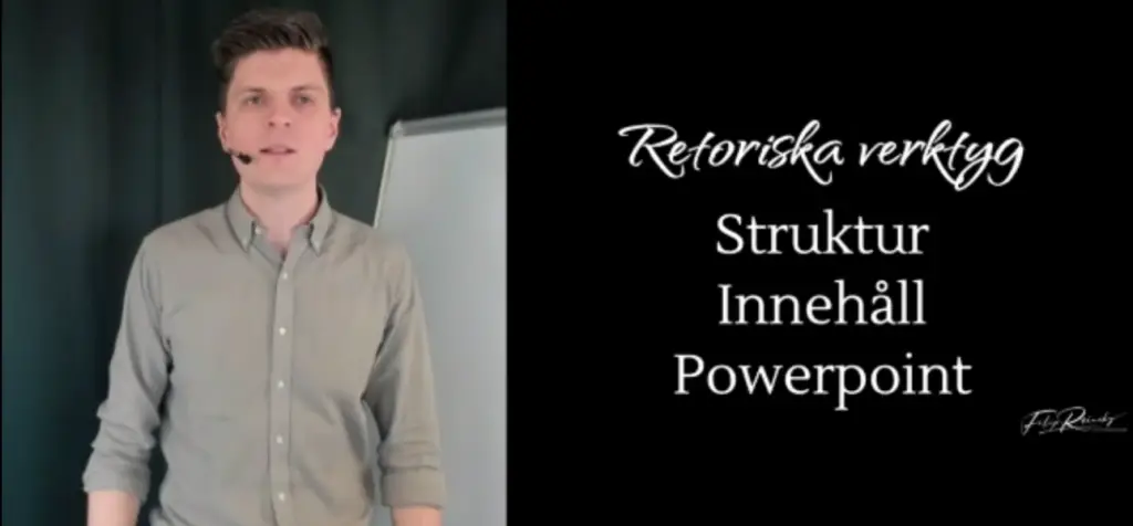 Hur kan retoriska verktyg förbättra en digital presentation? En man (Filip Rejneby) står framför en mörk bakgrund med headsetmikrofon och ljus skjorta, vänd mot kameran som i ett webinar. Till höger i bilden syns en svart presentationsyta med texten “Retoriska verktyg – Struktur, Innehåll, Powerpoint”. Han står i helbild bredvid bildspelet, vilket skapar en tydlig digital scen.
