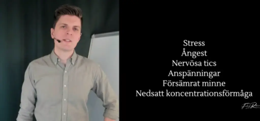Varför blir vi nervösa när vi ska tala inför andra? Föreläsare Filip Rejneby står med en headsetmikrofon framför en mörk bakgrund och talar mot kameran. Till höger i bilden syns en presentationsyta med orden “Stress”, “Ångest”, “Nervösa tics”, “Anspänningar”, “Försämrat minne” och “Nedsatt koncentrationsförmåga”, som beskriver vanliga reaktioner vid talnervositet och scenskräck.