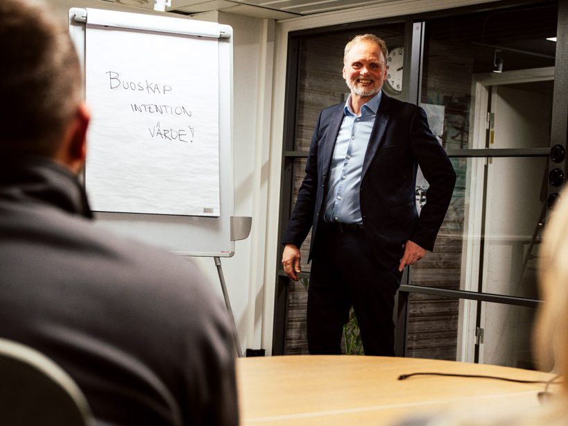 Johnny står framför en tavla