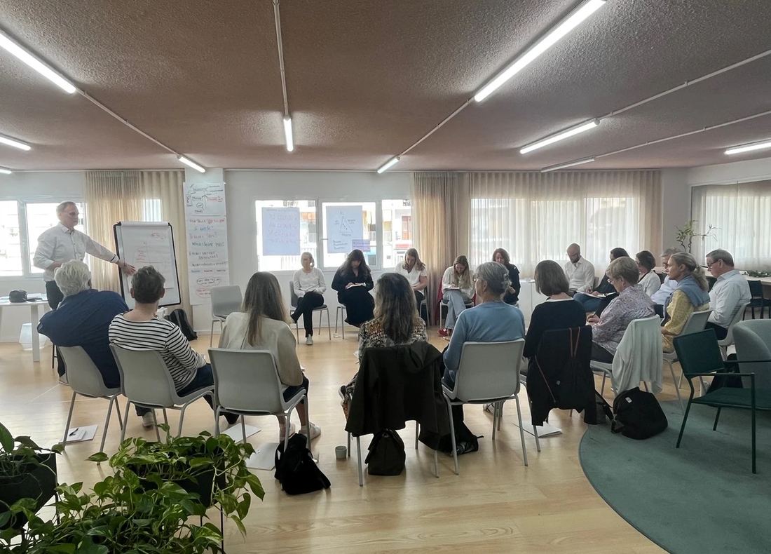 Deltagare tränar kroppsspråk och närvaro under en utbildning hos Speaker Academy