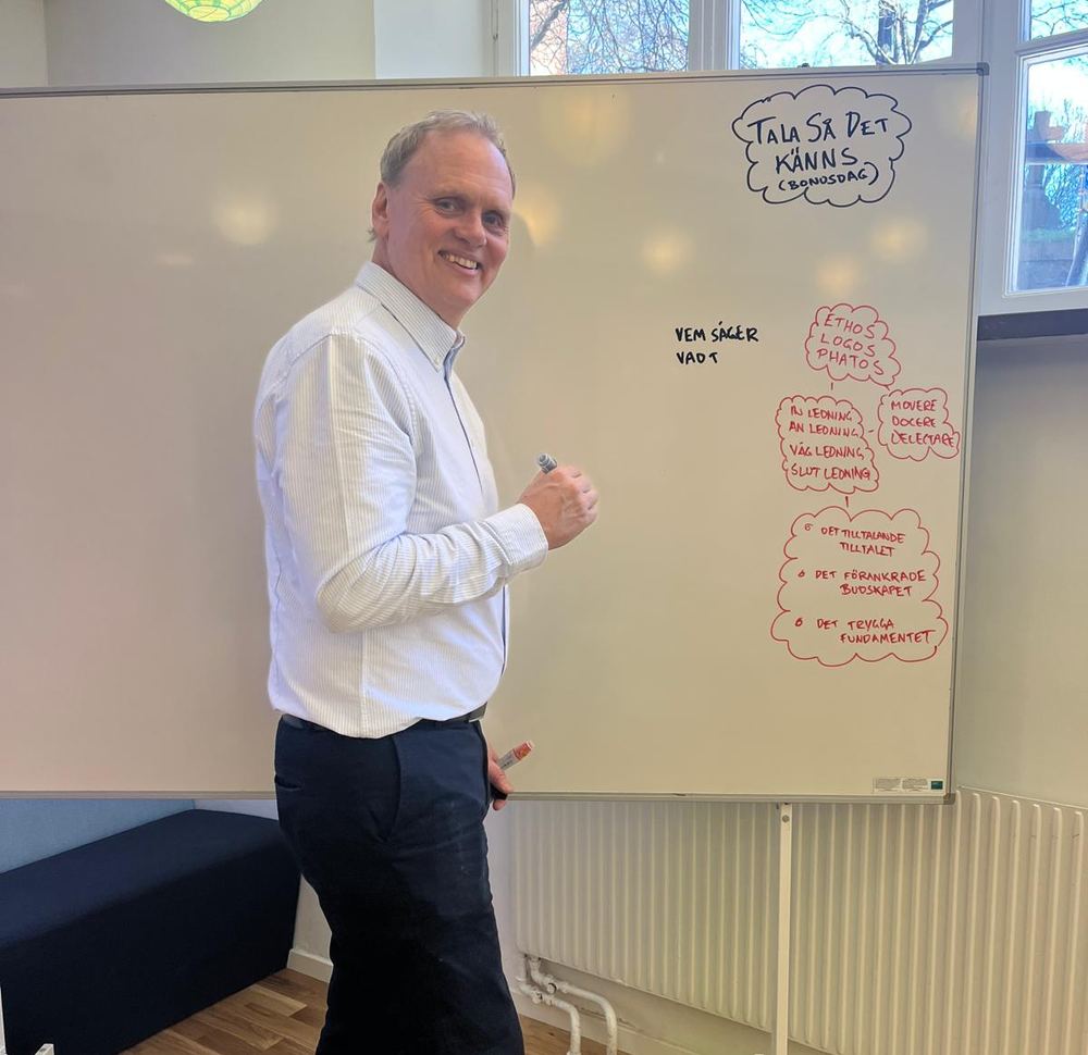 Johnny Pihlström leder en kurs i kroppsspråk vid whiteboarden hos Speaker Academy