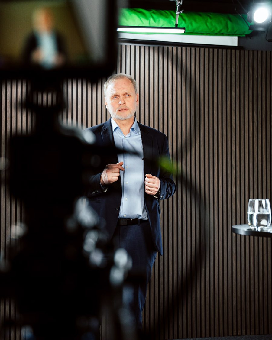 Talare håller en presentation under en kurs i presentationsteknik hos Speaker Academy