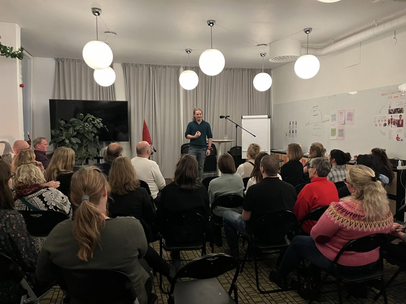 Åhörare lyssnar på en presentation under en utbildning i presentationsteknik